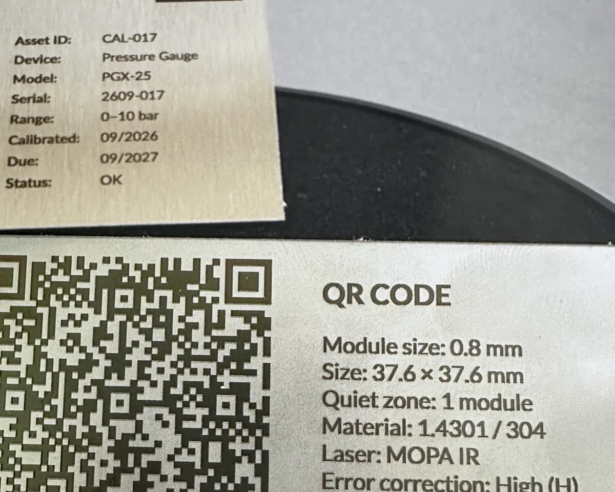 Industrie-Musterplatte mit QR- und DataMatrix-Kennzeichnung